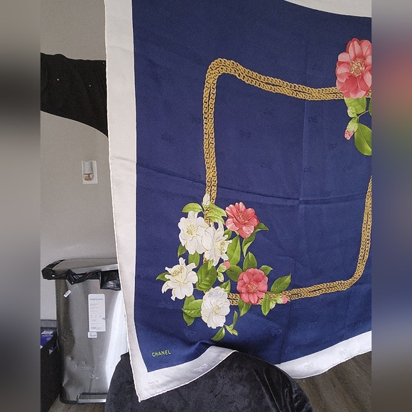 Authentic Chanel scarf - Picture 5 of 8